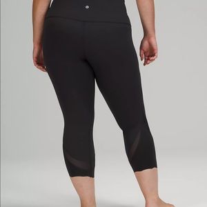 Wunder Under Scalloped Hem High-Rise Crop 23" 
Full-On Luxtreme